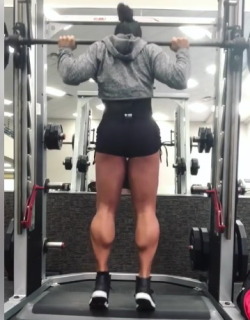 muscular-female-calves:  Screens : http://www.her-calves-muscle-legs.com/2017/12/gym-large-calves-raises.html