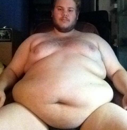 xtubegene:  roundboyz:  Love how wide and round this young chub