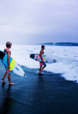 highenoughtoseethesea:  Ace and Kolohe, out there early. ph Jimmicane