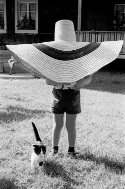 Frank Horvat - Lorenzo under the hat, Paris, 1959.