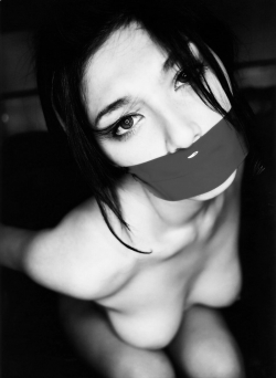 kinkinik:  b/w red