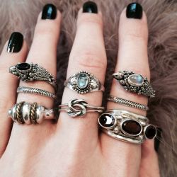 chicandproper:  Rings for every finger. 