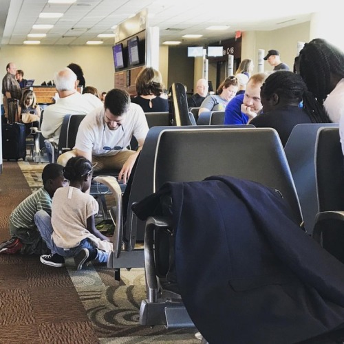 <p>Scenes from the Nashville airport - Jerrod Walker shows some excited kids what the mandolin looks like and how it sounds. Not to put too fine a point on it, but I’m really glad I got to see this today. #mandolin #nashville #musicforeveryone  (at Southwest Airlines at BNA)</p>