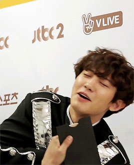 sehunsi:  Fans asked for aegyo but Chanyeol only has his heart to give.