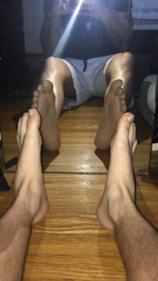 cashmastershawn:  Nice white creamy size 12 (US) feet! Enjoy