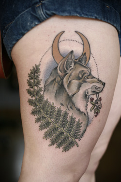 kirstenmakestattoos:Finished this wolf with a little mouse skull