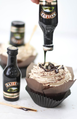 gastrogirl:  bottoms up! irish cream hot fudge cupcakes. 