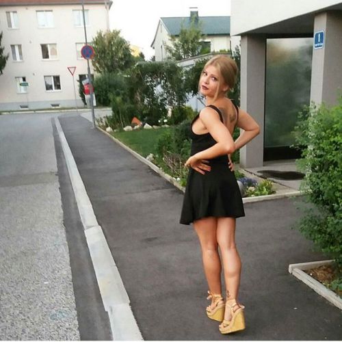 High Heeled Girls with muscular calves post : http://www.her-calves-muscle-legs.com/2016/08/high-heeled-girls-with-muscular-calves.html