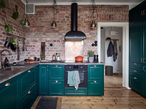 interiorartisan:  Deep green goes really well with brick red.