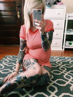 rspnsblprty:33 weeks pregnant and cute as ever 
