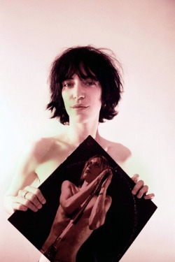 colecciones:A then relatively unknown Patti Smith holds The Stooges’