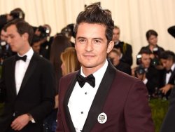 cheekybiscuits:  Orlando Bloom is literally wearing a tamagotchi bye