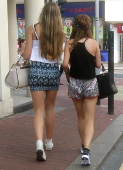 echopeeps:  http://peepforum.com/threads/blonde-in-skirt-vs-brunette-in-shorts.32/Sign