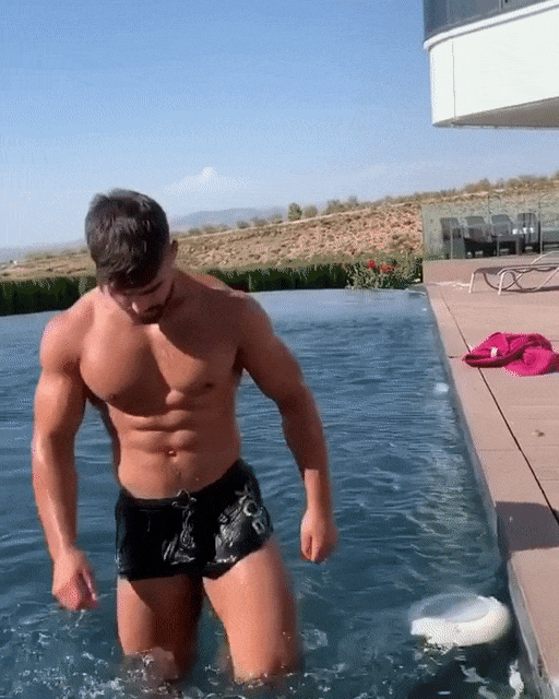 bigmusclestuds:  Nice wet package bro!Big Muscle Studs is now