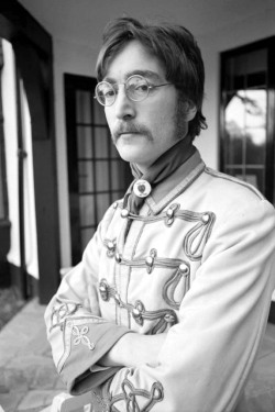 soundsof71:John Lennon at Ringo’s house, by Henry Grossman