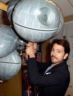 fysw:  Diego Luna attended the set of Univision’s morning talk