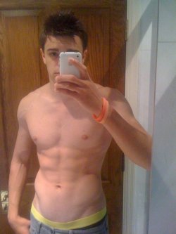 hotcunts:  Here is a boy with a rocking body and look how damm