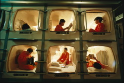 unrar:Japanese capsule hotels cater to businesspeople staying