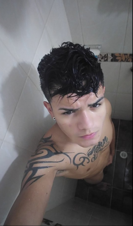 gaychilegay:  III parte de Sebastián, 22 años, es de Maipú, Santiago, Chile.Imagenes obtenidas de Internet o enviada al correo electrónico que sale en el avatar o son publicada por los mismos usuarios que se sacan fotos por ejemplo: Facebook, tumblr,