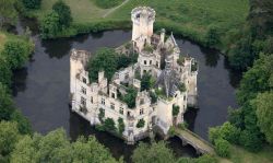 hierarchical-aestheticism:  Mothe Chandenier Castle, France 
