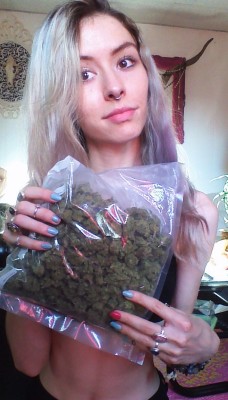 cummy-eyelids:  No makeup but hey I just re-upped 