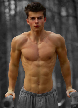 sixpackde:  https://www.tumblr.com/blog/sixpackde
