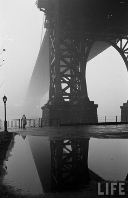 lifethroughavintagelens:  Walter Sanders, Fog In New York, 1950