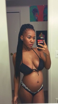 vibewithaecha:  21 weeks pregnant 👶🏽   …lately I’m