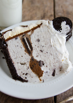 fullcravings:  Cookies n’ Cream Ice Cream Cake  Ooohh yummy