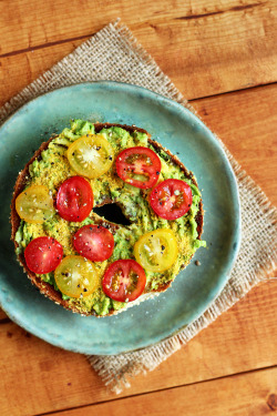 garden-of-vegan:  Toasted sesame bagel topped with mashed avocado,