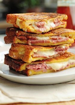 craving-nomz:  Monte Cristo Sandwich 
