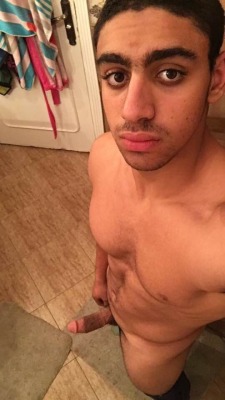 zamel-saleb: egy-gay-7:   roaminfan-two: Hot boy with pretty