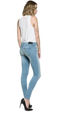 Just Pinned to Replay jeans: Girls in Jeans http://ift.tt/2jKGupF