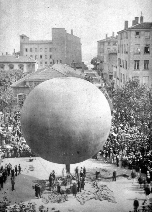 Départ en ballon, devant la brasserie Dupuis, 136 boulevard