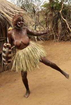 Tharaka woman, by retlaw snellac Kenia - Traditions of the Tharaka