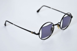 visva:  Chanel sunglasses from the 90’s Found from http://sunglassespreservation.com/