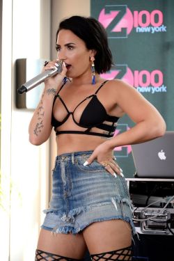 celebrityhunnies:  demi lovato