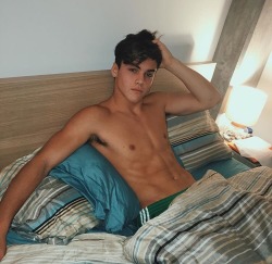 hotmaleyoutubers:  thedolanbabes:  Lol he’s the full package😏😏😉