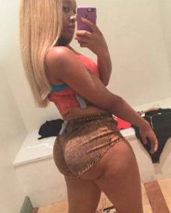 bigbootythickass:  Dressing room Selfie, via Freeyourmindatnocost