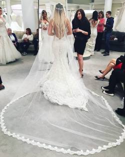 This @pninatornai #mermaidgown with full lace and low back made
