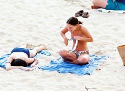 celebs-pokies:  Natalie Portman topless at the beach [album]
