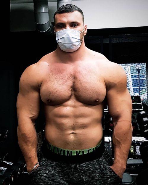 keepemgrowin:  “Mask on… muscles out.”