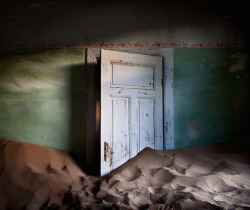 likeafieldmouse:  Alvaro Sanchez-Montanes - Indoor Desert (2010)