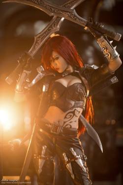 league-of-legends-sexy-girls:   Katarina Cosplay   O oO <3