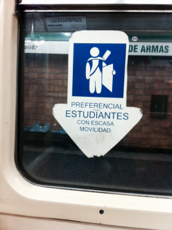 conejosdepapel:  Lo mejor que he visto en el metro xD