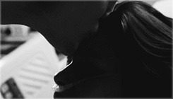 lunaticivy:  Edward & Bella + forhead kisses 