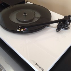 adidaskoln:   Rega planar 6 turntable. Comes with a outboard