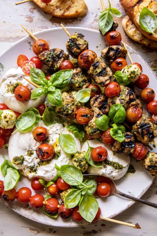daily-deliciousness:  Grilled caprese pesto chicken skewers