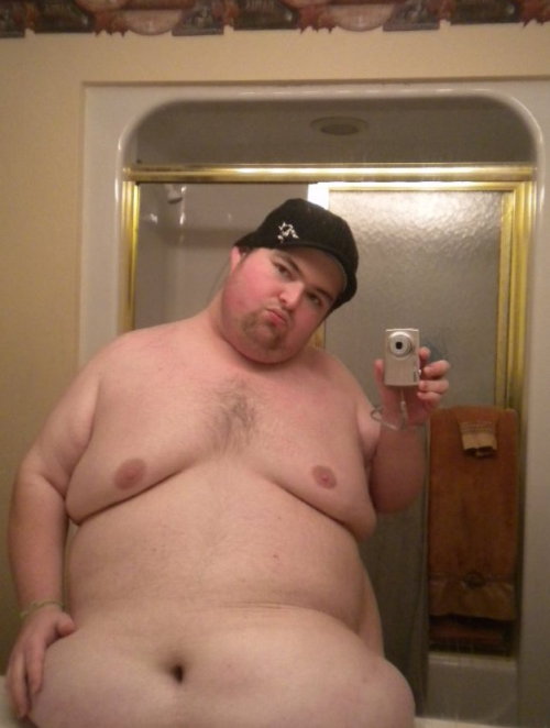 gainerguycdn:  Now thatâ€™s a lot of overhang!   I just want to live under that belly