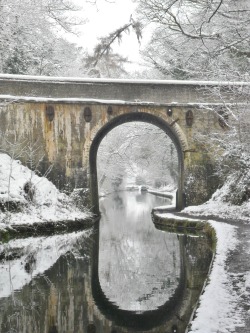 vwcampervan-aldridge: Snow covered bridge over the Shropshire